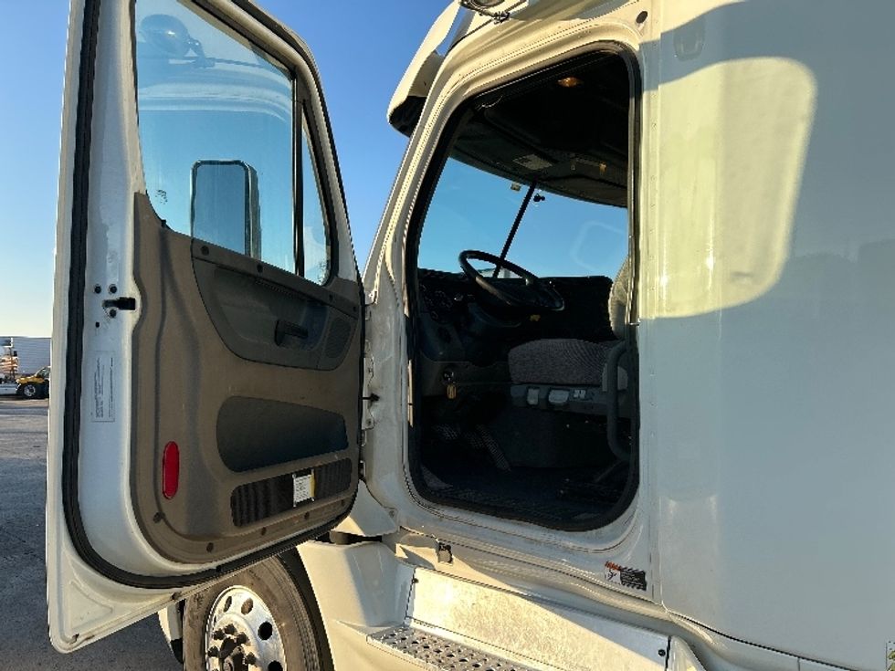 Sleeper Tractor-Heavy Duty Tractors-Freightliner-2019-Cascadia 12564ST-Oklahoma City-OK-599,342\n\t\tmiles-$ 42,500 - Image 9
