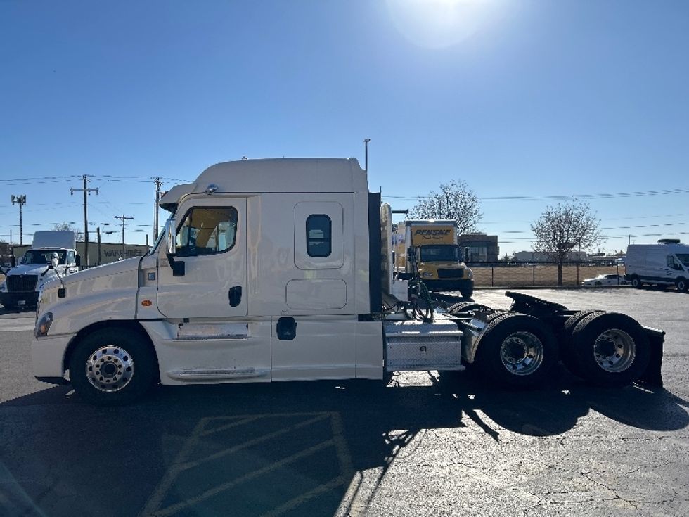 Sleeper Tractor-Heavy Duty Tractors-Freightliner-2019-Cascadia 12564ST-Oklahoma City-OK-615,975\n\t\tmiles-$ 42,750 - Image 4