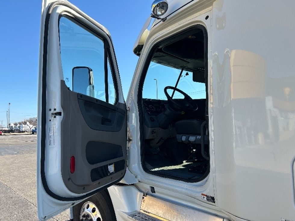 Sleeper Tractor-Heavy Duty Tractors-Freightliner-2019-Cascadia 12564ST-Oklahoma City-OK-615,975\n\t\tmiles-$ 42,750 - Image 9