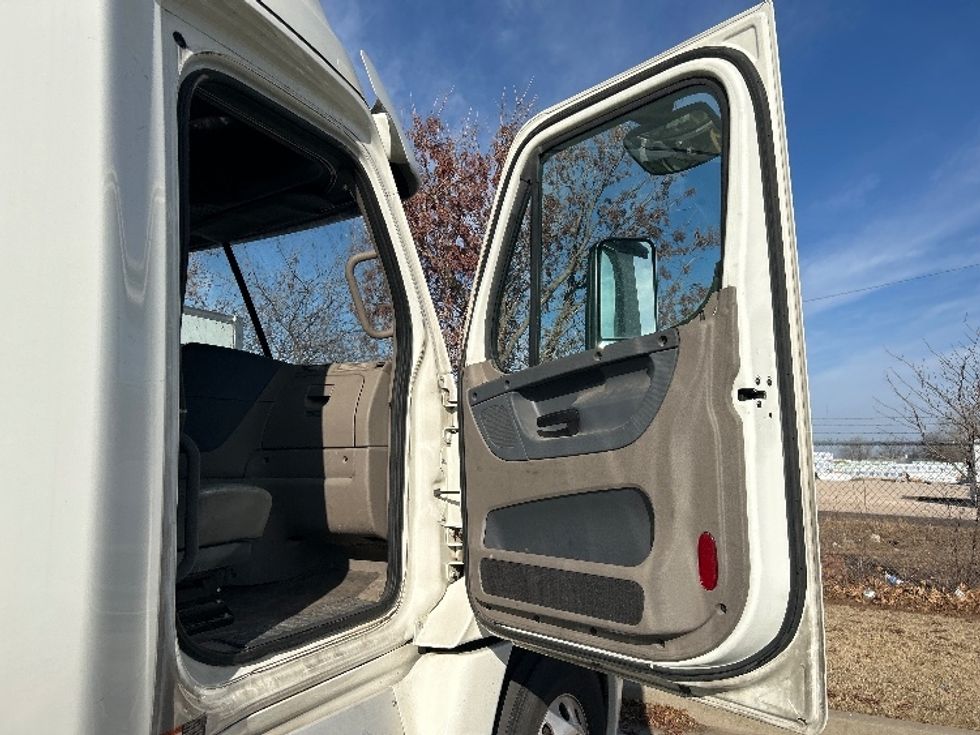 Sleeper Tractor-Heavy Duty Tractors-Freightliner-2019-Cascadia 12564ST-Oklahoma City-OK-681,273\n\t\tmiles-$ 16,000 - Image 13