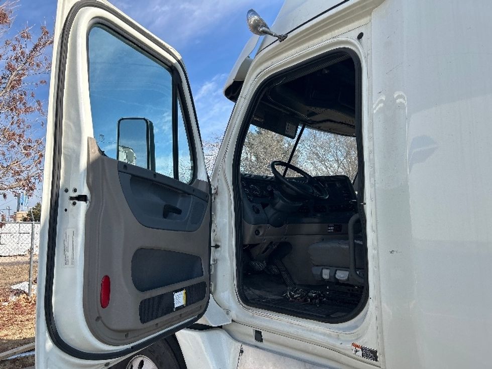 Sleeper Tractor-Heavy Duty Tractors-Freightliner-2019-Cascadia 12564ST-Oklahoma City-OK-681,273\n\t\tmiles-$ 16,000 - Image 9
