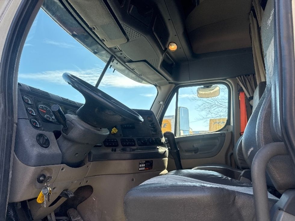 Sleeper Tractor-Heavy Duty Tractors-Freightliner-2019-Cascadia 12564ST-Omaha-NE-343,221\n\t\tmiles-$ 53,250 - Image 9