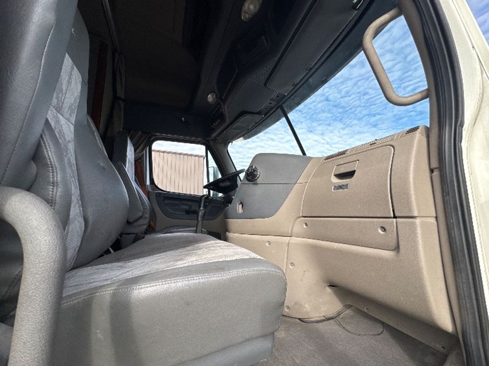 Sleeper Tractor-Heavy Duty Tractors-Freightliner-2019-Cascadia 12564ST-Omaha-NE-735,747\n\t\tmiles-$ 30,250 - Image 13