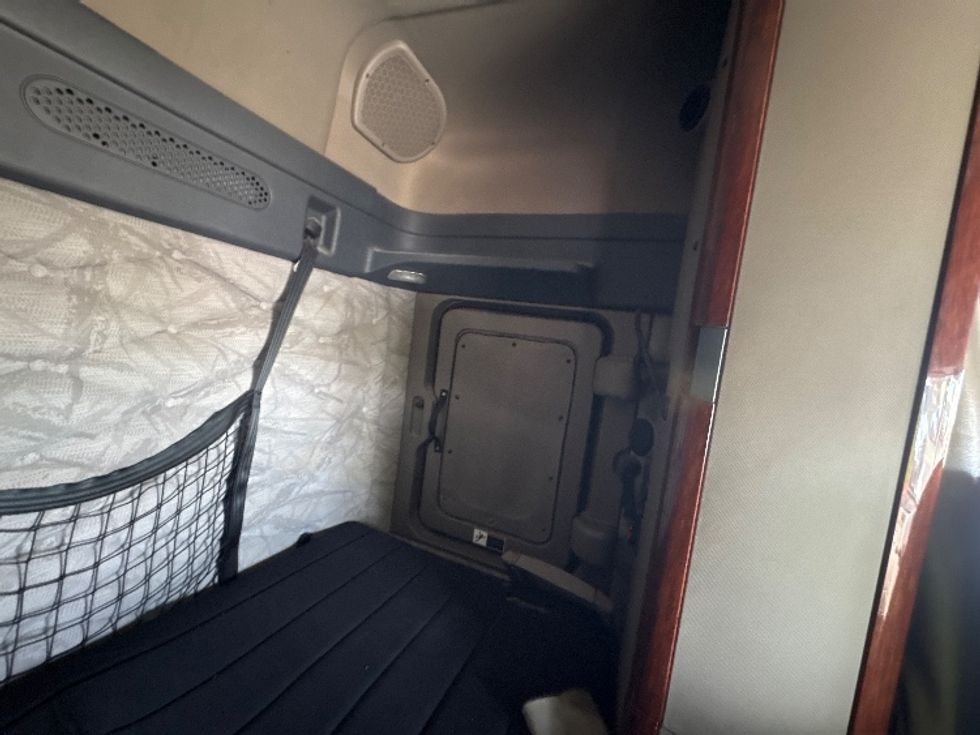 Sleeper Tractor-Heavy Duty Tractors-Freightliner-2019-Cascadia 12564ST-Omaha-NE-735,747\n\t\tmiles-$ 30,250 - Image 17