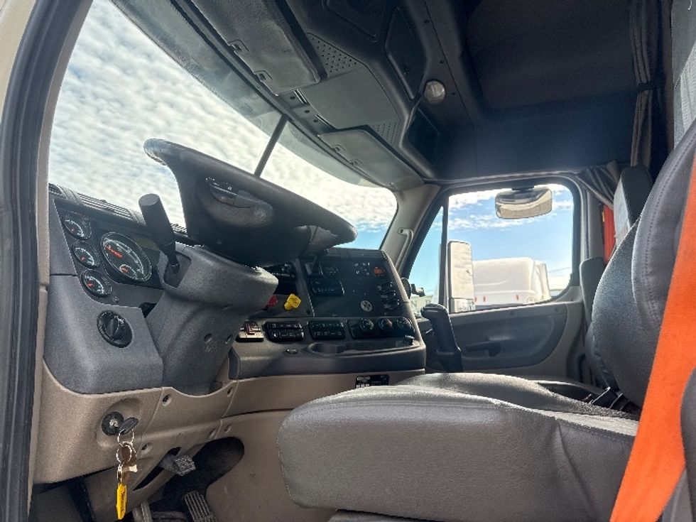 Sleeper Tractor-Heavy Duty Tractors-Freightliner-2019-Cascadia 12564ST-Omaha-NE-735,747\n\t\tmiles-$ 30,250 - Image 9
