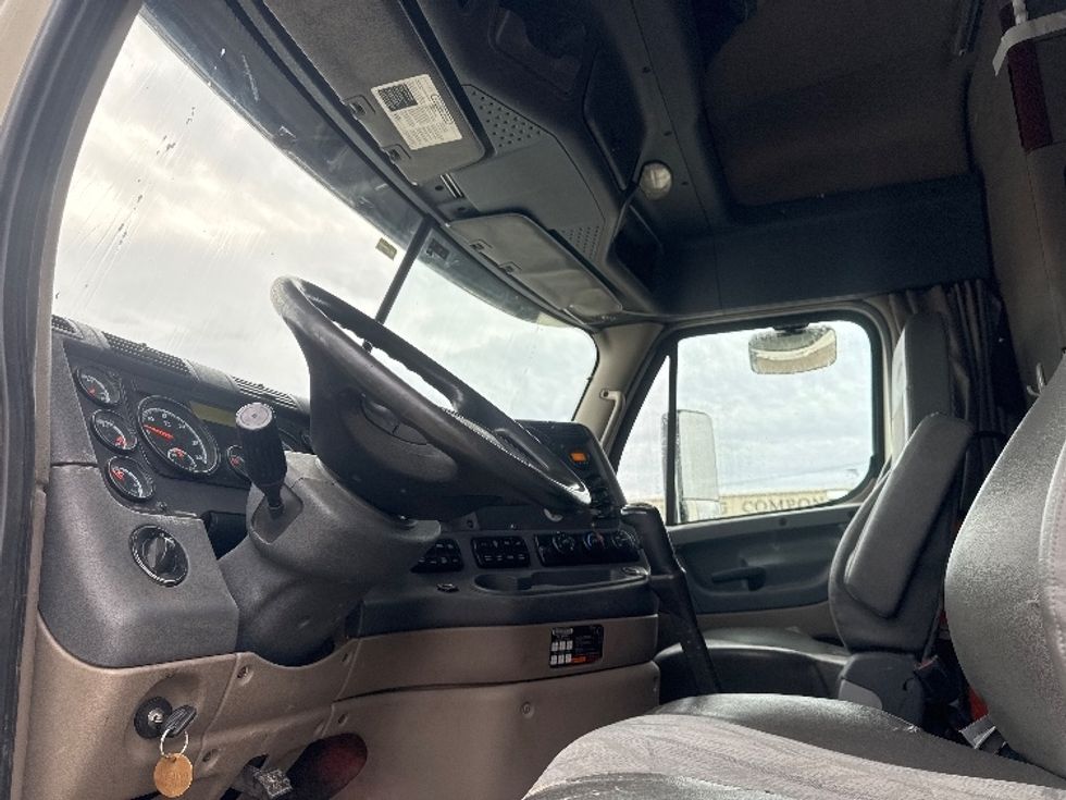 Sleeper Tractor-Heavy Duty Tractors-Freightliner-2019-Cascadia 12564ST-Omaha-NE-742,554\n\t\tmiles-$ 30,000 - Image 9