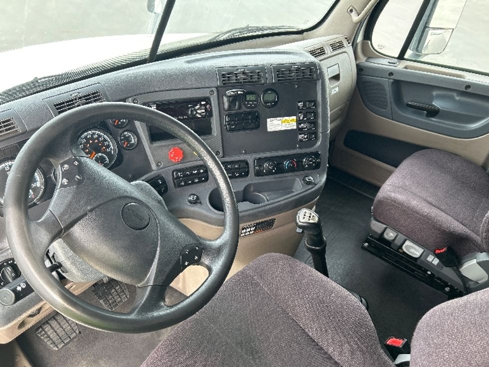 Sleeper Tractor-Heavy Duty Tractors-Freightliner-2019-Cascadia 12564ST-Pasco-WA-615,363\n\t\tmiles-$ 49,750 - Image 10