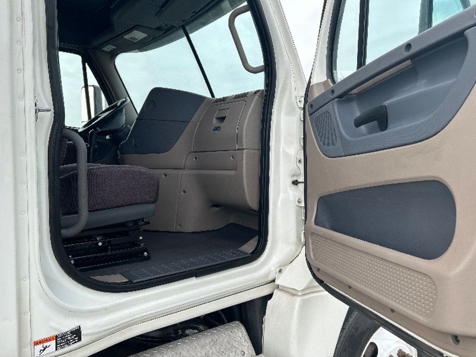 Sleeper Tractor-Heavy Duty Tractors-Freightliner-2019-Cascadia 12564ST-Pasco-WA-615,363\n\t\tmiles-$ 49,750 - Image 13