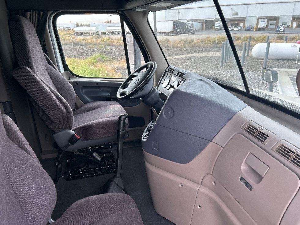 Sleeper Tractor-Heavy Duty Tractors-Freightliner-2019-Cascadia 12564ST-Pasco-WA-615,363\n\t\tmiles-$ 49,750 - Image 15