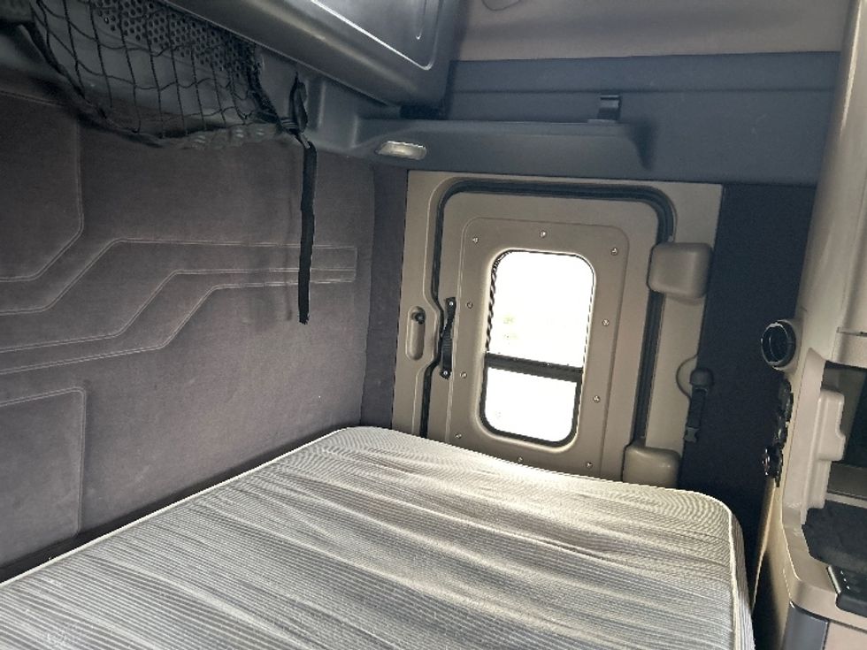 Sleeper Tractor-Heavy Duty Tractors-Freightliner-2019-Cascadia 12564ST-Pasco-WA-615,363\n\t\tmiles-$ 49,750 - Image 18