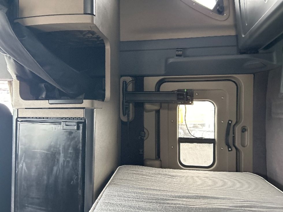 Sleeper Tractor-Heavy Duty Tractors-Freightliner-2019-Cascadia 12564ST-Pasco-WA-615,363\n\t\tmiles-$ 49,750 - Image 19