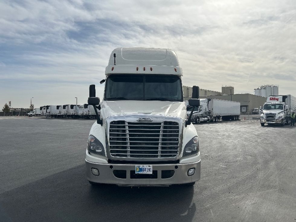 Sleeper Tractor-Heavy Duty Tractors-Freightliner-2019-Cascadia 12564ST-Pasco-WA-615,363\n\t\tmiles-$ 49,750 - Image 2