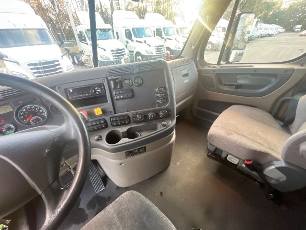 Sleeper Tractor-Heavy Duty Tractors-Freightliner-2019-Cascadia 12564ST-Pensacola-FL-406,192\n\t\tmiles-$ 55,000 - Image 12