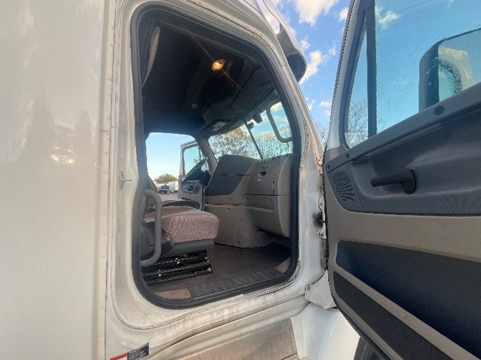 Sleeper Tractor-Heavy Duty Tractors-Freightliner-2019-Cascadia 12564ST-Pensacola-FL-406,192\n\t\tmiles-$ 55,000 - Image 13