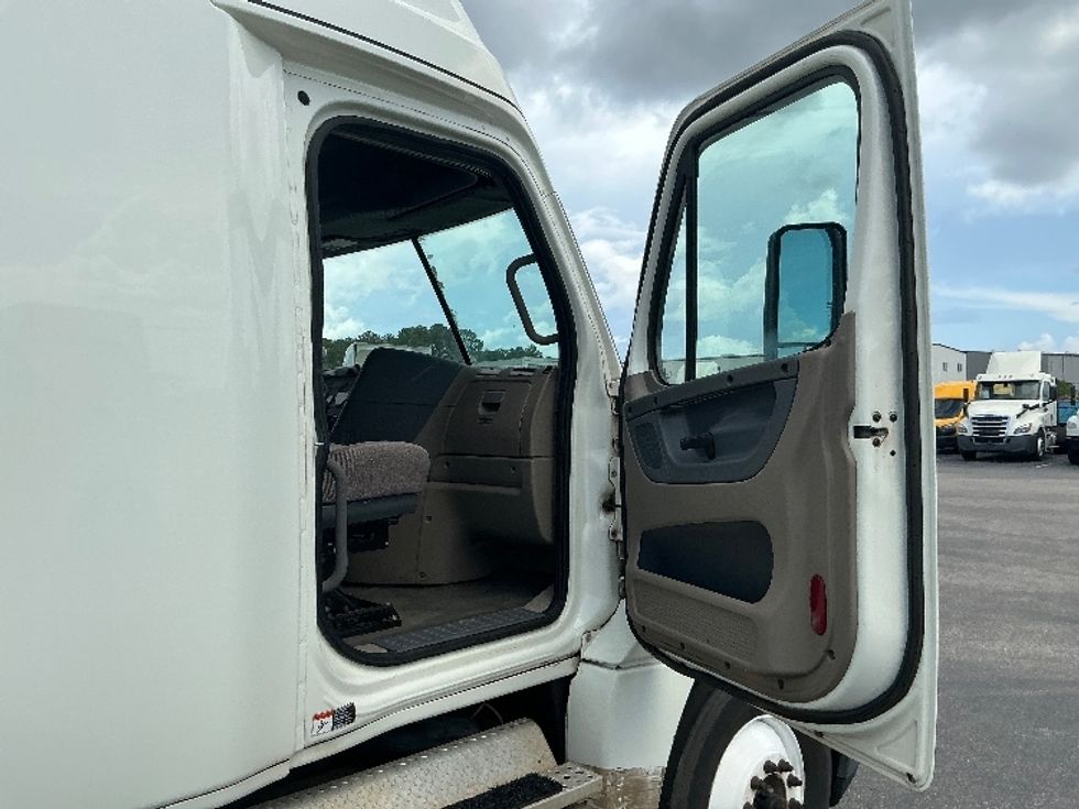 Sleeper Tractor-Heavy Duty Tractors-Freightliner-2019-Cascadia 12564ST-Pensacola-FL-452,540\n\t\tmiles-$ 54,250 - Image 13