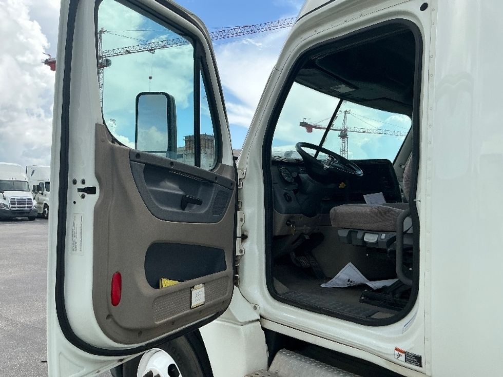 Sleeper Tractor-Heavy Duty Tractors-Freightliner-2019-Cascadia 12564ST-Pensacola-FL-452,540\n\t\tmiles-$ 54,250 - Image 9