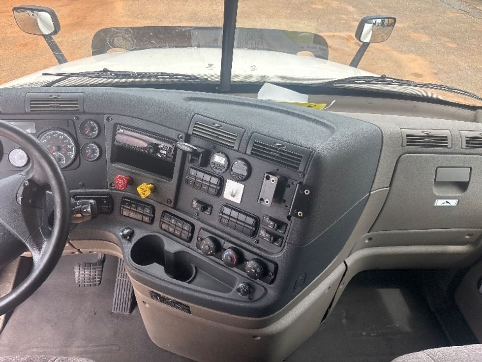 Sleeper Tractor-Heavy Duty Tractors-Freightliner-2019-Cascadia 12564ST-Pensacola-FL-744,350\n\t\tmiles-$ 43,250 - Image 12
