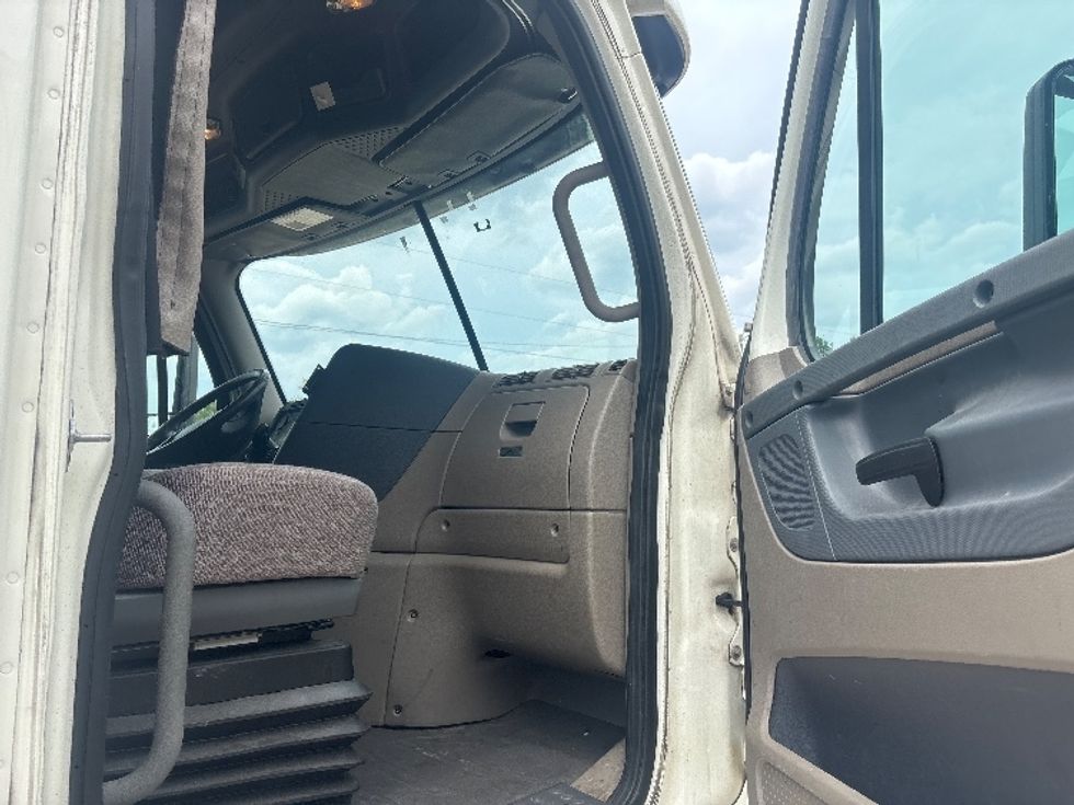 Sleeper Tractor-Heavy Duty Tractors-Freightliner-2019-Cascadia 12564ST-Pensacola-FL-744,350\n\t\tmiles-$ 43,250 - Image 13