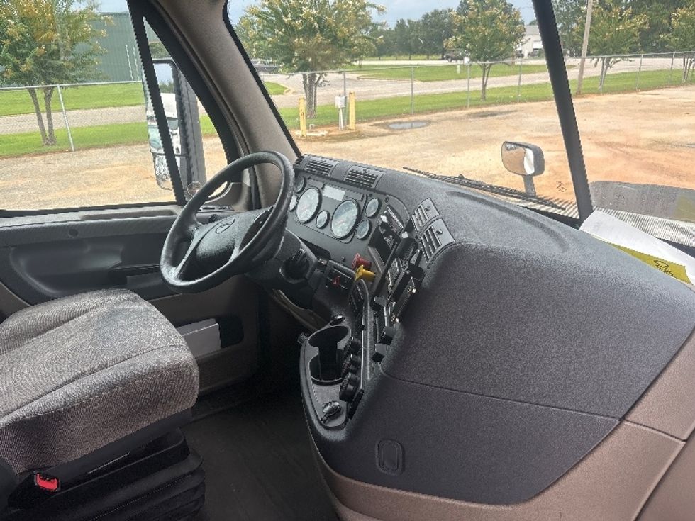 Sleeper Tractor-Heavy Duty Tractors-Freightliner-2019-Cascadia 12564ST-Pensacola-FL-744,350\n\t\tmiles-$ 43,250 - Image 15