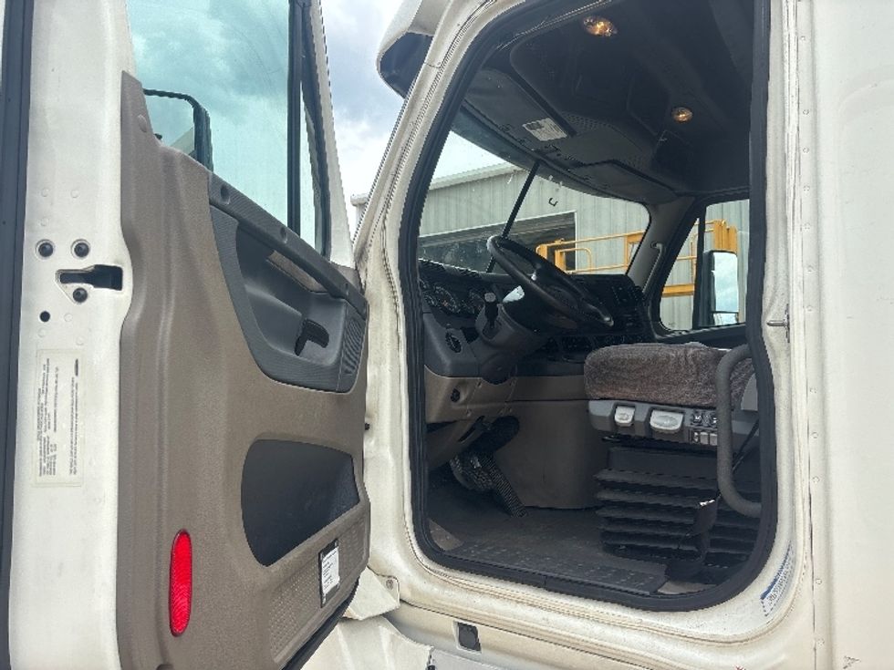 Sleeper Tractor-Heavy Duty Tractors-Freightliner-2019-Cascadia 12564ST-Pensacola-FL-744,350\n\t\tmiles-$ 43,250 - Image 9