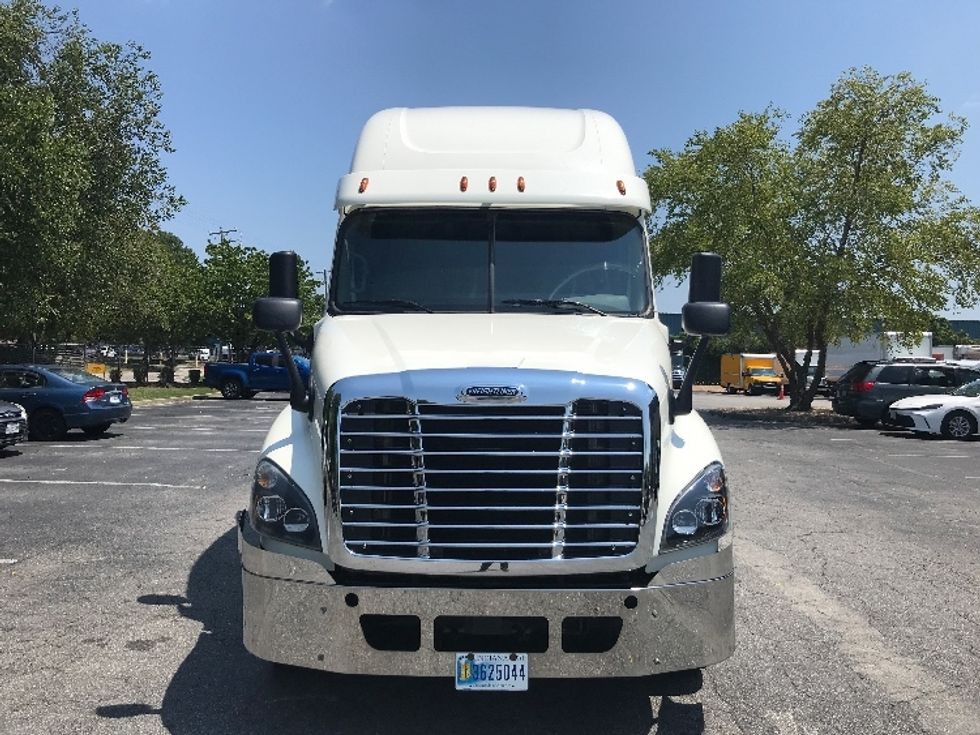 2019 Freightliner Cascadia 125" Sleeper Cab photo 2