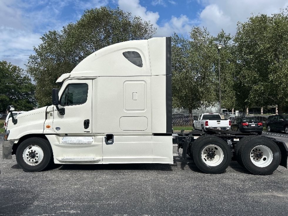 2019 Freightliner Cascadia 125" Sleeper Cab photo 4