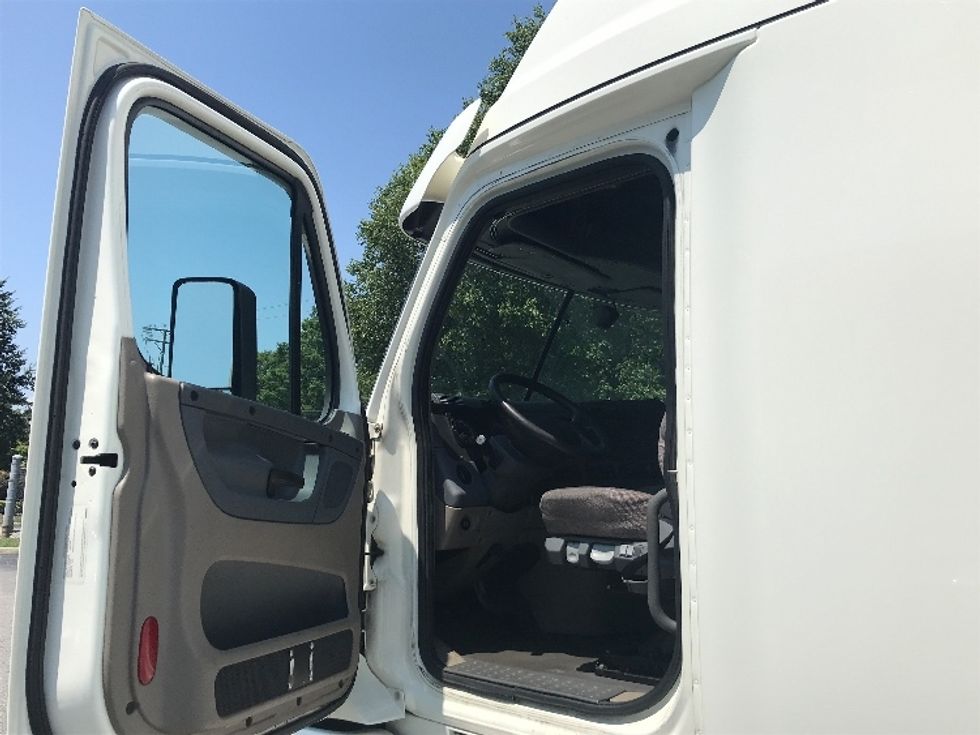 Sleeper Tractor-Heavy Duty Tractors-Freightliner-2019-Cascadia 12564ST-Prince George-VA-502,371\n\t\tmiles-$ 54,500 - Image 9