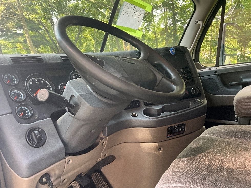 Sleeper Tractor-Heavy Duty Tractors-Freightliner-2019-Cascadia 12564ST-Reading-PA-567,890\n\t\tmiles-$ 48,250 - Image 10