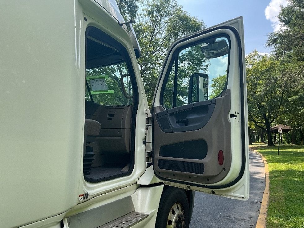 Sleeper Tractor-Heavy Duty Tractors-Freightliner-2019-Cascadia 12564ST-Reading-PA-567,890\n\t\tmiles-$ 48,250 - Image 13