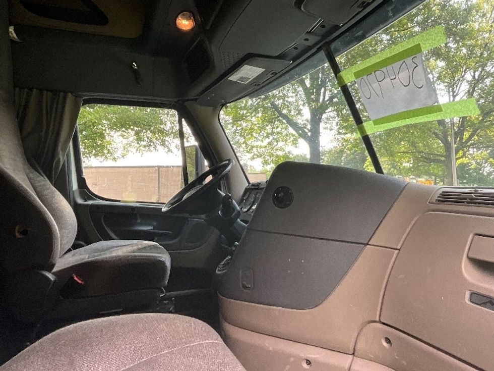 Sleeper Tractor-Heavy Duty Tractors-Freightliner-2019-Cascadia 12564ST-Reading-PA-567,890\n\t\tmiles-$ 48,250 - Image 15