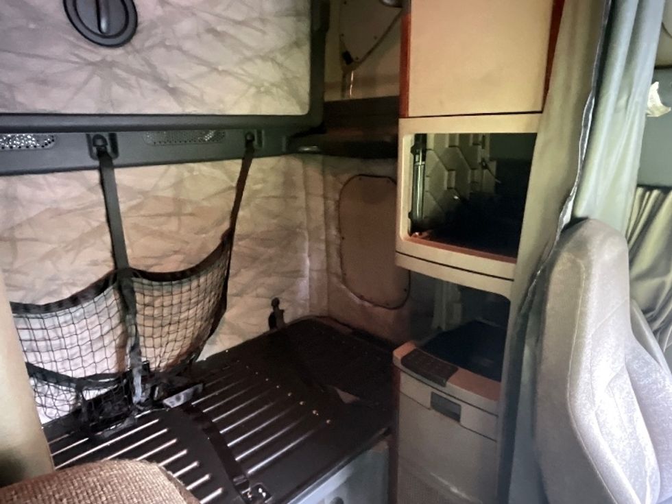 Sleeper Tractor-Heavy Duty Tractors-Freightliner-2019-Cascadia 12564ST-Reading-PA-567,890\n\t\tmiles-$ 48,250 - Image 18