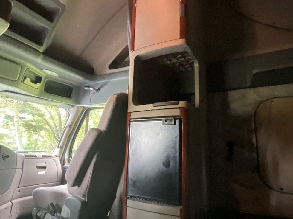 Sleeper Tractor-Heavy Duty Tractors-Freightliner-2019-Cascadia 12564ST-Reading-PA-567,890\n\t\tmiles-$ 48,250 - Image 19