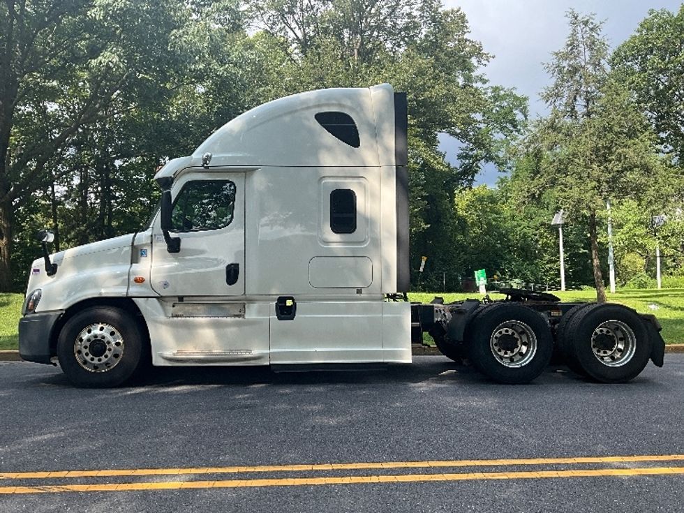 Sleeper Tractor-Heavy Duty Tractors-Freightliner-2019-Cascadia 12564ST-Reading-PA-567,890\n\t\tmiles-$ 48,250 - Image 4