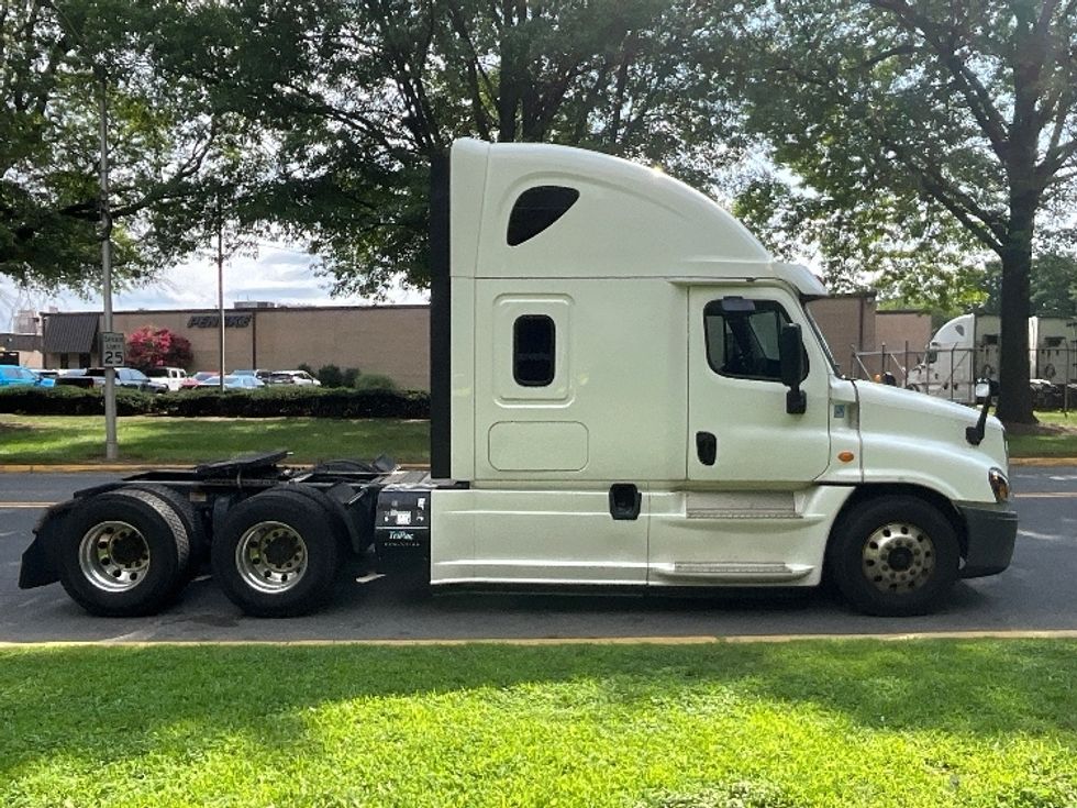 Sleeper Tractor-Heavy Duty Tractors-Freightliner-2019-Cascadia 12564ST-Reading-PA-567,890\n\t\tmiles-$ 48,250 - Image 8