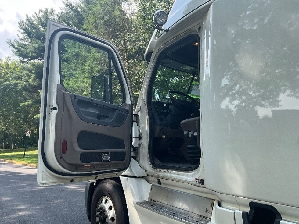 Sleeper Tractor-Heavy Duty Tractors-Freightliner-2019-Cascadia 12564ST-Reading-PA-567,890\n\t\tmiles-$ 48,250 - Image 9