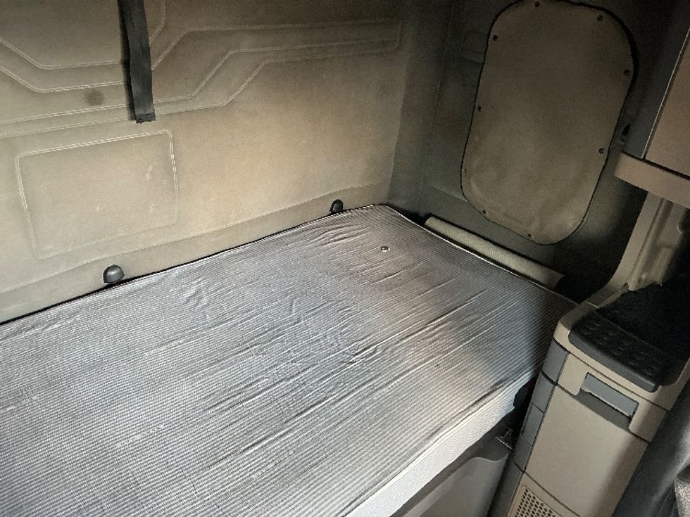 Sleeper Tractor-Heavy Duty Tractors-Freightliner-2019-Cascadia 12564ST-Richland-MS-747,340\n\t\tmiles-$ 35,000 - Image 17