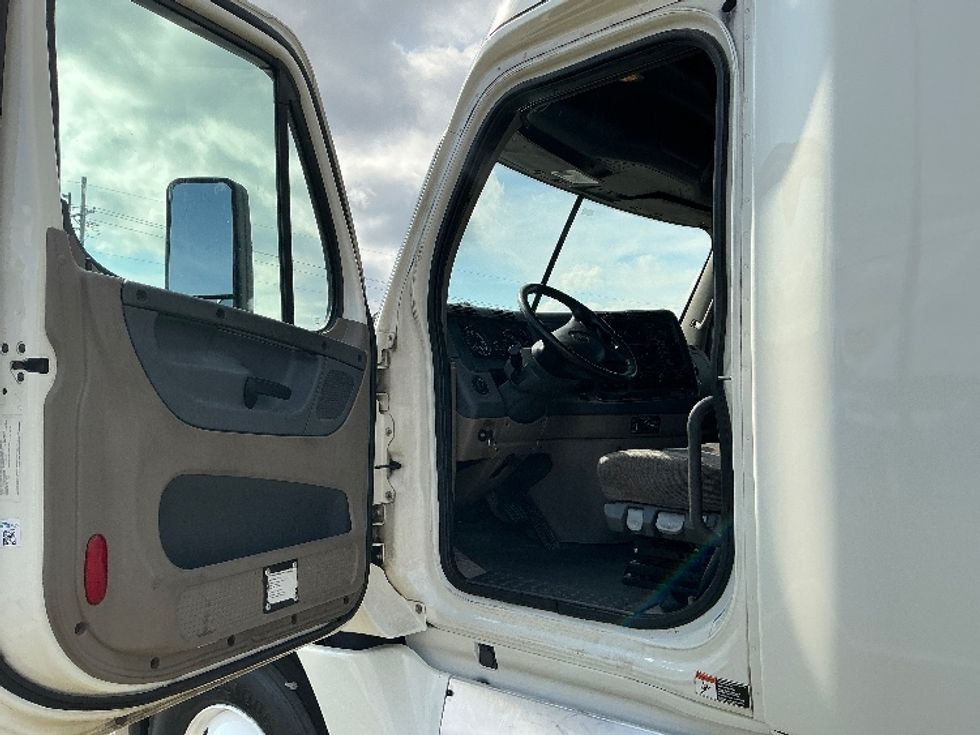 Sleeper Tractor-Heavy Duty Tractors-Freightliner-2019-Cascadia 12564ST-Richland-MS-747,340\n\t\tmiles-$ 35,000 - Image 9