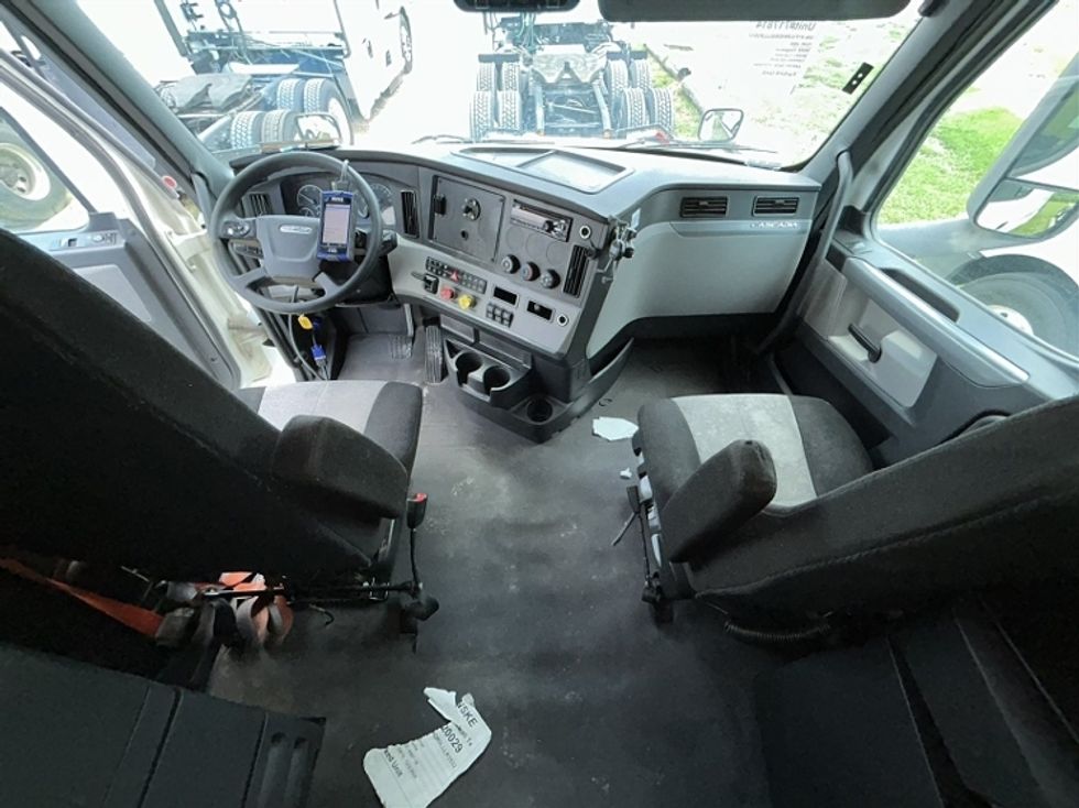 Sleeper Tractor-Heavy Duty Tractors-Freightliner-2019-Cascadia 12564ST-Rockwall-TX-586,089\n\t\tmiles-$ 45,500 - Image 10