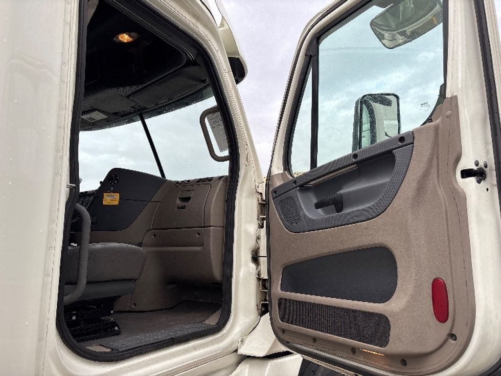 Sleeper Tractor-Heavy Duty Tractors-Freightliner-2019-Cascadia 12564ST-Salt Lake City-UT-254,261\n\t\tmiles-$ 63,750 - Image 13