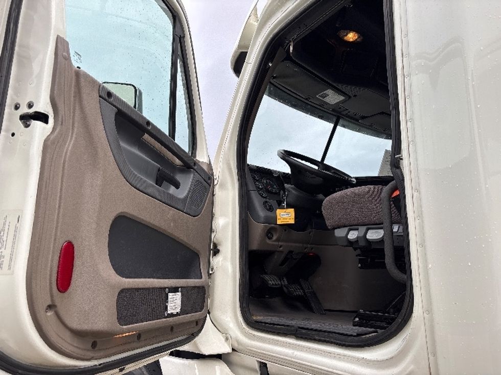 Sleeper Tractor-Heavy Duty Tractors-Freightliner-2019-Cascadia 12564ST-Salt Lake City-UT-254,261\n\t\tmiles-$ 63,750 - Image 9