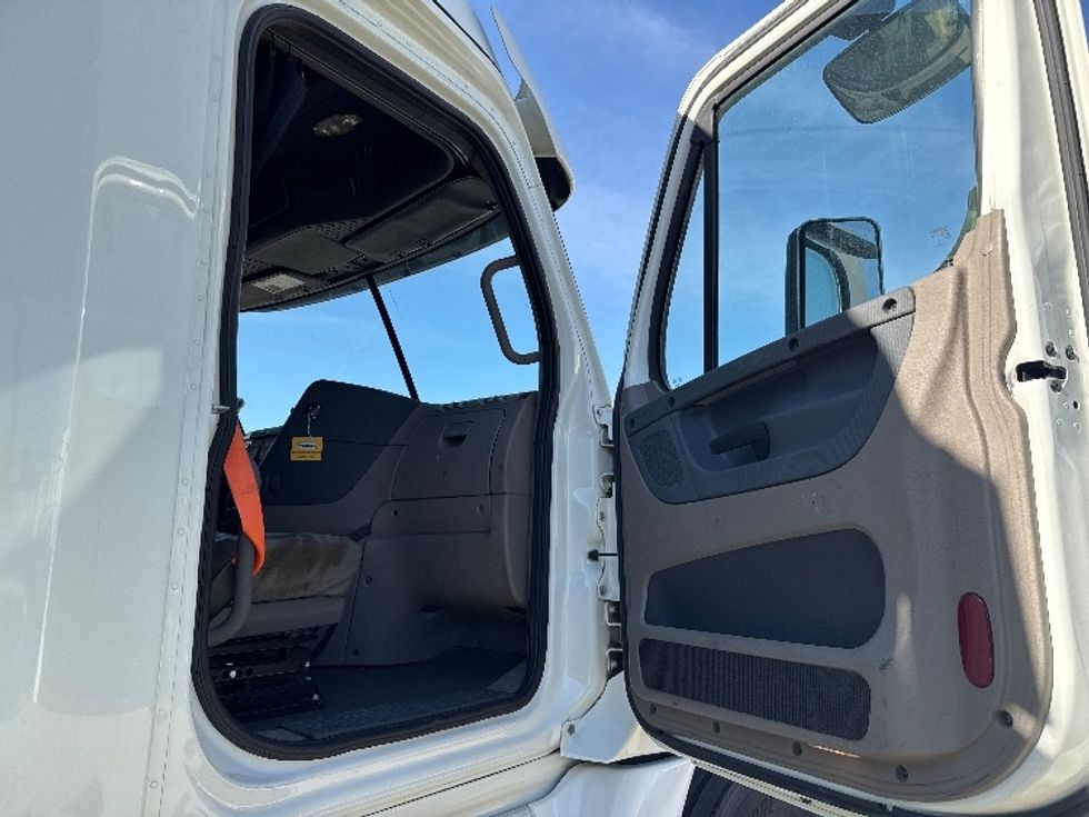 Sleeper Tractor-Heavy Duty Tractors-Freightliner-2019-Cascadia 12564ST-Salt Lake City-UT-528,213\n\t\tmiles-$ 46,500 - Image 13