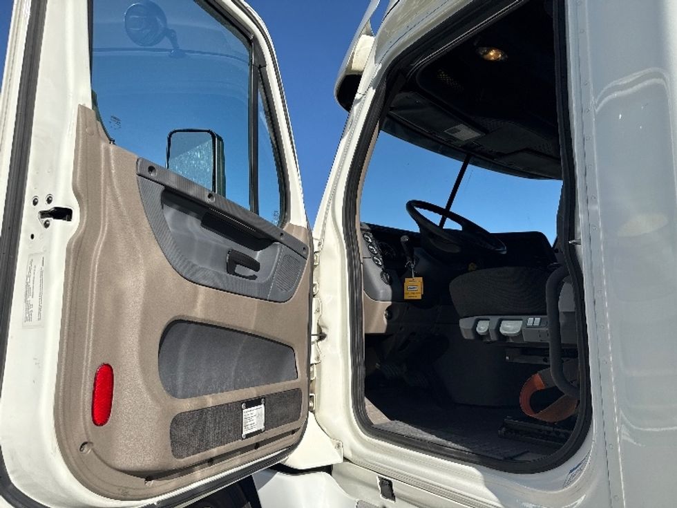 Sleeper Tractor-Heavy Duty Tractors-Freightliner-2019-Cascadia 12564ST-Salt Lake City-UT-528,213\n\t\tmiles-$ 46,500 - Image 9