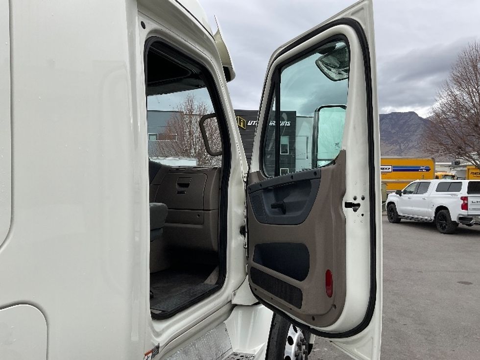 Sleeper Tractor-Heavy Duty Tractors-Freightliner-2019-Cascadia 12564ST-Salt Lake City-UT-603,300\n\t\tmiles-$ 44,500 - Image 13