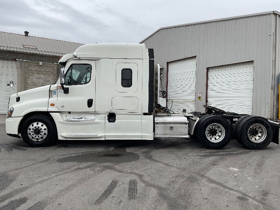 Sleeper Tractor-Heavy Duty Tractors-Freightliner-2019-Cascadia 12564ST-Salt Lake City-UT-603,300\n\t\tmiles-$ 44,500 - Image 4