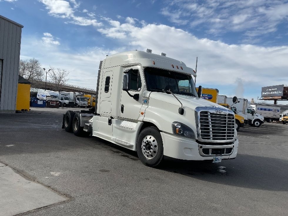 Sleeper Tractor-Heavy Duty Tractors-Freightliner-2019-Cascadia 12564ST-Salt Lake City-UT-741,113\n\t\tmiles-$ 32,000 - Image 1