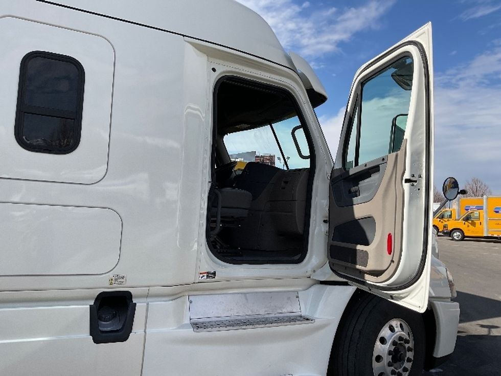 Sleeper Tractor-Heavy Duty Tractors-Freightliner-2019-Cascadia 12564ST-Salt Lake City-UT-741,113\n\t\tmiles-$ 32,000 - Image 13