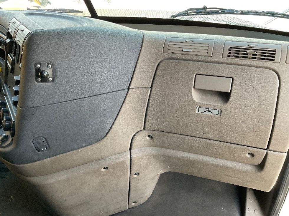 Sleeper Tractor-Heavy Duty Tractors-Freightliner-2019-Cascadia 12564ST-Salt Lake City-UT-741,113\n\t\tmiles-$ 32,000 - Image 14