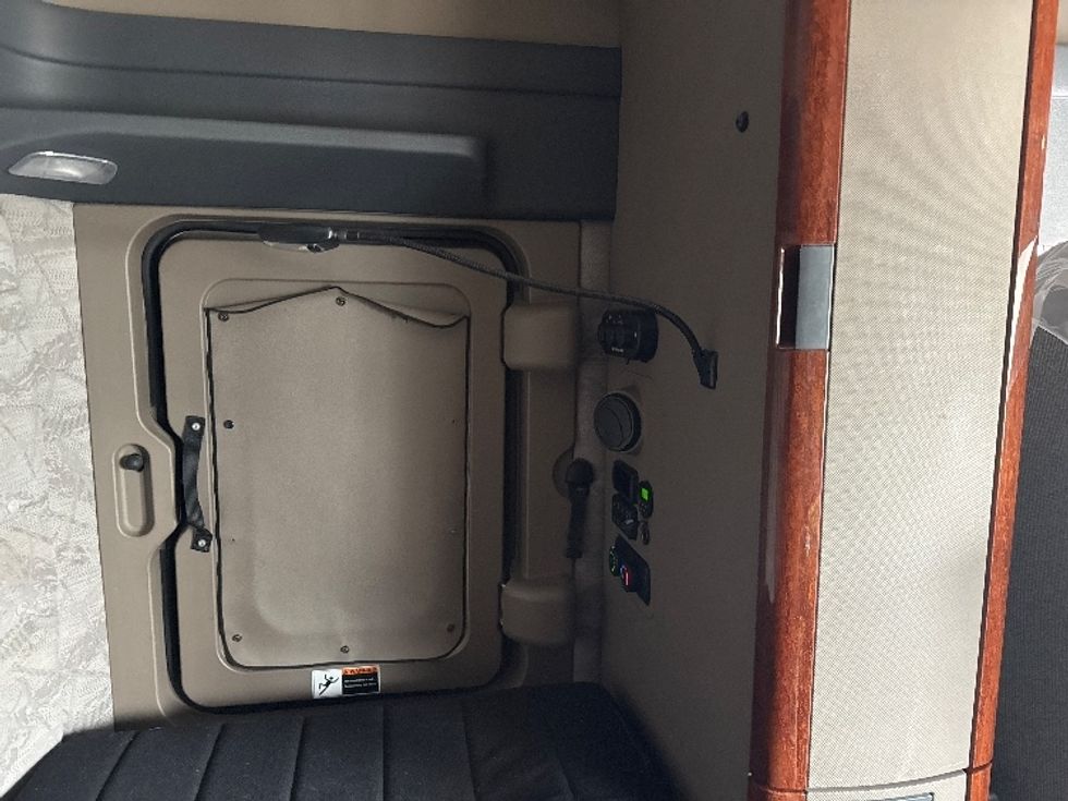 Sleeper Tractor-Heavy Duty Tractors-Freightliner-2019-Cascadia 12564ST-Salt Lake City-UT-741,113\n\t\tmiles-$ 32,000 - Image 18