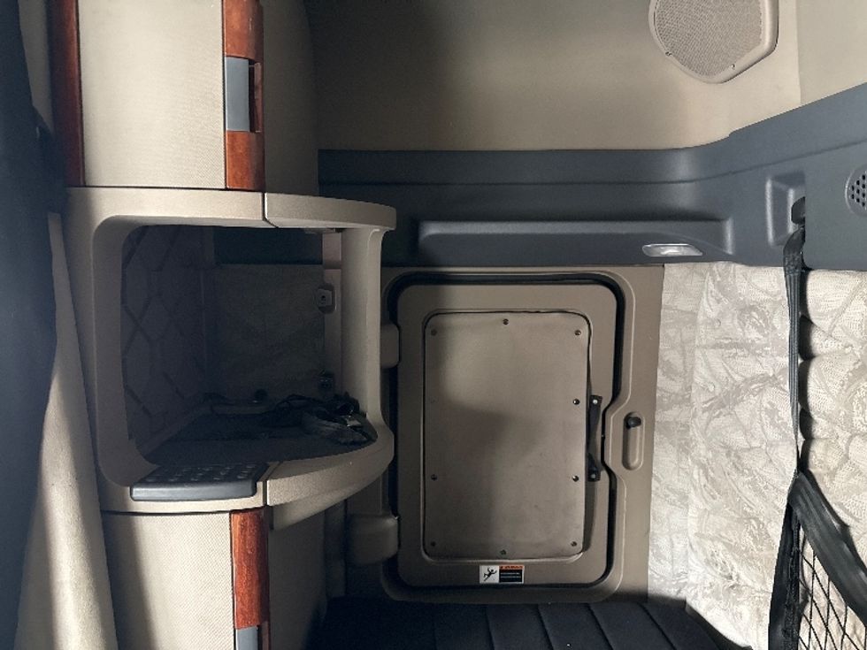 Sleeper Tractor-Heavy Duty Tractors-Freightliner-2019-Cascadia 12564ST-Salt Lake City-UT-741,113\n\t\tmiles-$ 32,000 - Image 19