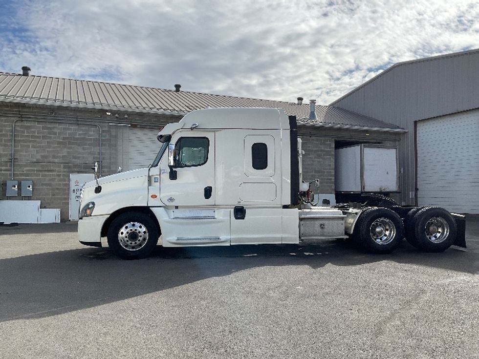 Sleeper Tractor-Heavy Duty Tractors-Freightliner-2019-Cascadia 12564ST-Salt Lake City-UT-741,113\n\t\tmiles-$ 32,000 - Image 4